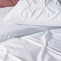 Hvidt sengesæt 240x220 nærbilled af de sammensyede plisse detaljer