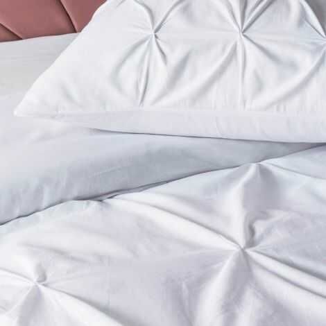 Hvidt sengesæt 240x220 nærbilled af de sammensyede plisse detaljer