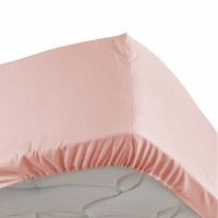 Lyserødt lagen med elastik i hjørnerne