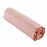 Glat lyserødt lagen 180x200 rullet sammen så det ikke fylder ved opbevaring