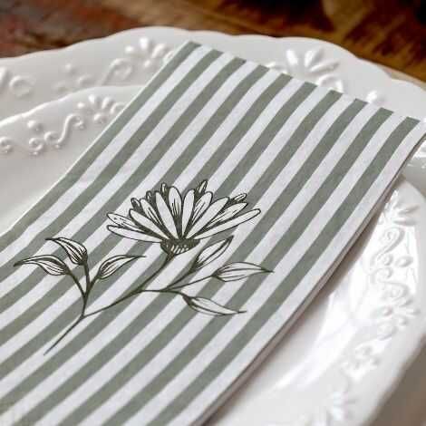 grønne-servietter-med-hvide-striber-til-borddækningen_