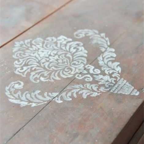 Dekoration til væggen og møbler stencil i plast til maling her malet op på et bord