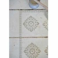 Den lige kant er mønsteret malet op fra denne stencil skabelon