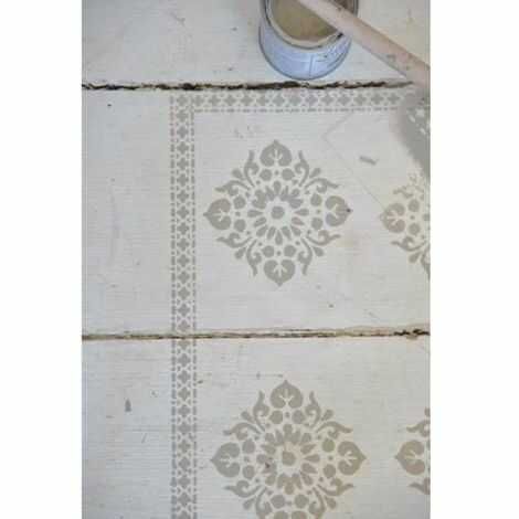 Den lige kant er mønsteret malet op fra denne stencil skabelon