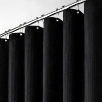 Sort badeforhæng 180x220 cm ophængt på badestangen