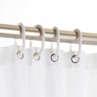 Badeforhæng blå og hvid leveres med 12 hvide plastikringe til ophæng