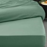 Grønt lagen lagt på dobbeltseng helt glat