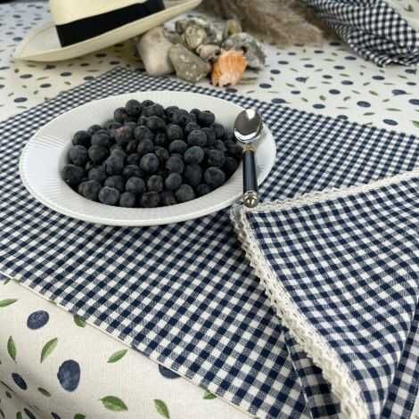 Stof mundservitter dækket smukt op på spisebordet