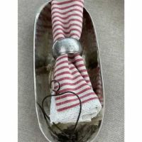 Flotte servietringe sølv med stofserviet i borddækningen