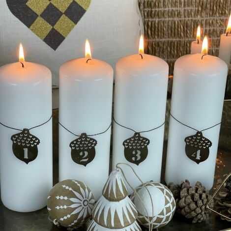 Adventstal i metal til lys og dekoration her bundet på bloklys som adventsstage