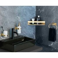 Hjørnehylde guld ophængt på badeværelset i hjørnet ved håndvasken