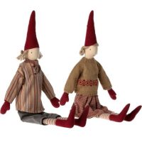 Maileg nisse maxi Lars siddende med nissen Laura