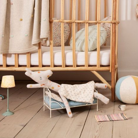 Maileg giraf ligger i dukkeseng på børneværelset