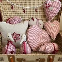 Dørstopper dyr i stof gris stillet op som julepynt med andre dyr og puder