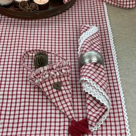 Smukt julebord dækket med julestofservietter i rød og beige tern