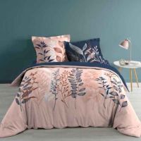 Sengetøj lyserød 240x220 med mønster af blade og grene redt op på dobbeltsengen