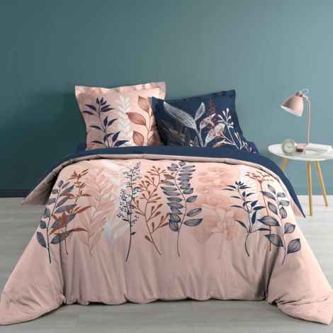 Sengetøj lyserød 240x220 med mønster af blade og grene redt op på dobbeltsengen