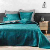 Turkis sengetæppe 220x240 blødt lagt på dobbeltseng