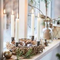 Ib Laursen adventsstage i messing look flot dekoreret og sat oven på en krans af perler