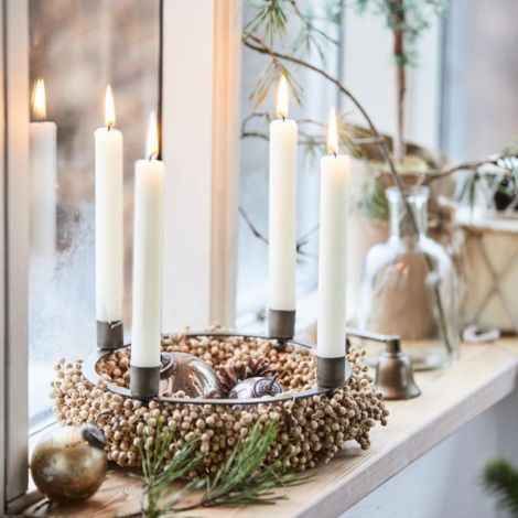 Ib Laursen adventsstage i messing look flot dekoreret og sat oven på en krans af perler