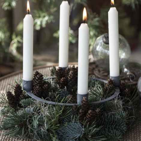 Adventslysestage med spyd her sat i en krans med gran og kogler dekoreret fint