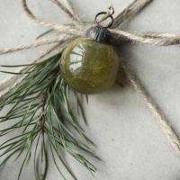 grønne julekugler små her sat på en julegave med gran