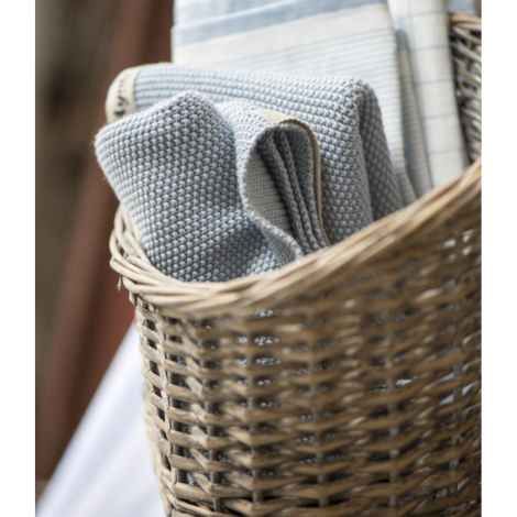 Strikkede køkkenhåndklæder blå i en kurv med andre køkkentekstiler