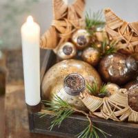 Advents lysestage pyntet med julekugler natur materialer og lys