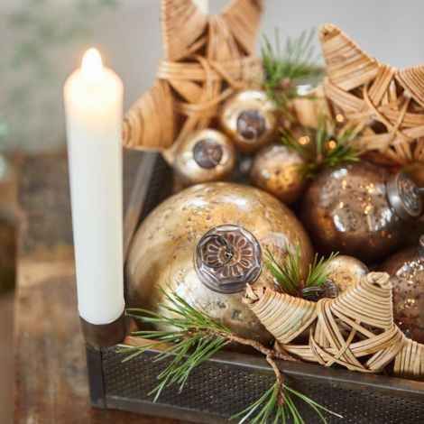 Advents lysestage pyntet med julekugler natur materialer og lys