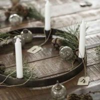 Adventsstage messing med kertelys pyntet enkelt op