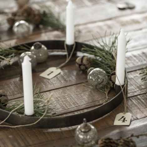 Adventsstage messing med kertelys pyntet enkelt op