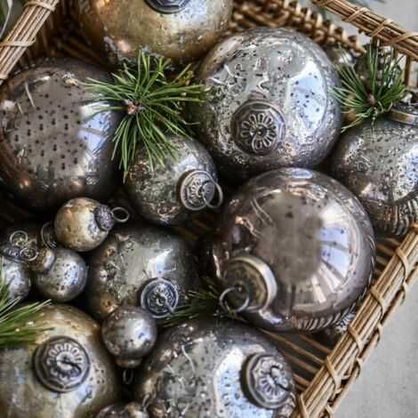 Små julekugler brun i kurv flot dekoreret med andre farver julekugler