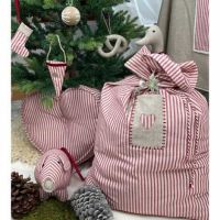 Julesække fyldt med pakker stående ved siden af juletræet