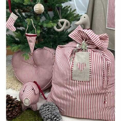 Julesække fyldt med pakker stående ved siden af juletræet