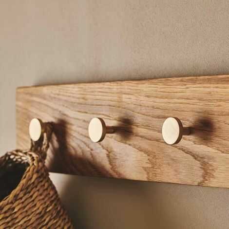 Egetræs knagerække 50 cm. med 4 messing kroge ophængt på væg i entre