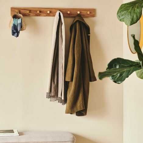 Lang knagerække i egetræ 100 cm. med 8 messing kroge ophængt på væg i entre