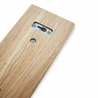 Lang knagerække til væg set bagpå