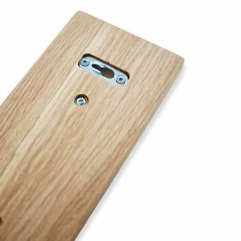 Lang knagerække til væg set bagpå