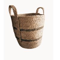 Lille kurv med hank Ø. 30 cm.i søgræs natur med brune striber