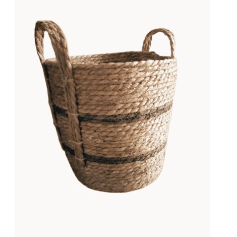 Lille kurv med hank Ø. 30 cm.i søgræs natur med brune striber