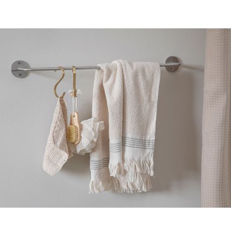 Håndklædeholder børstet stål 60 cm. ophængt på væg i badeværelse