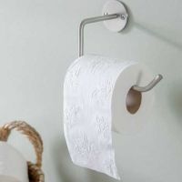 Toiletrulleholder børstet stål ophængt på væg med toiletpapir på