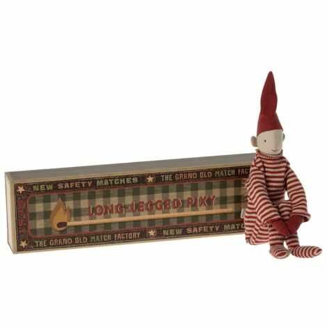 Maileg magnet nisse der sidder ved siden af æsken som er nissens seng