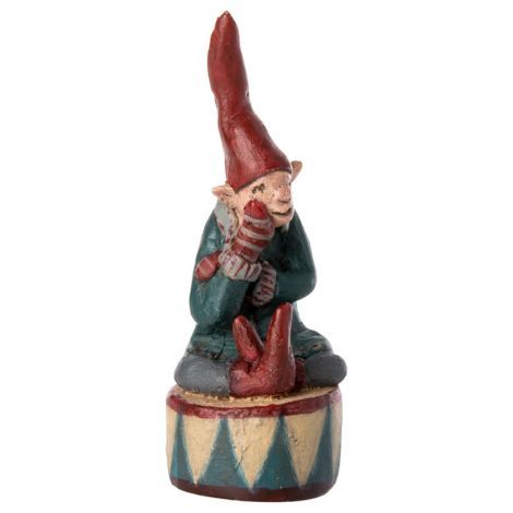 Maileg årsnisser 2023 petit noel nr 22 der sidder og hygger sig