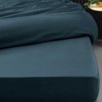 Mørke blåt faconlagen 180x200 lagt på en dobbelt madras
