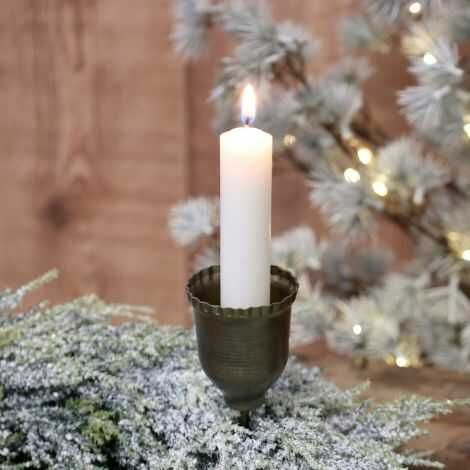 lysholder-med-spyd-i-dekoration-med-bedelys tændt_