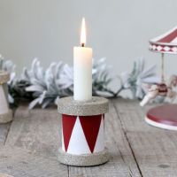 Tromme lysestage med bedelys tændt