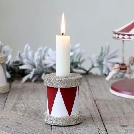 Tromme lysestage med bedelys tændt