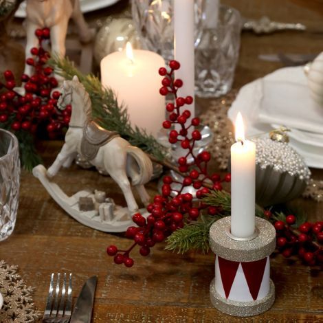 Tromme lysestage til pynt på julebordet med levende lys