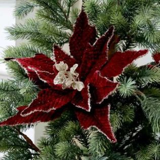 Kunstig rød julestjerne blomst pynter på juletræet